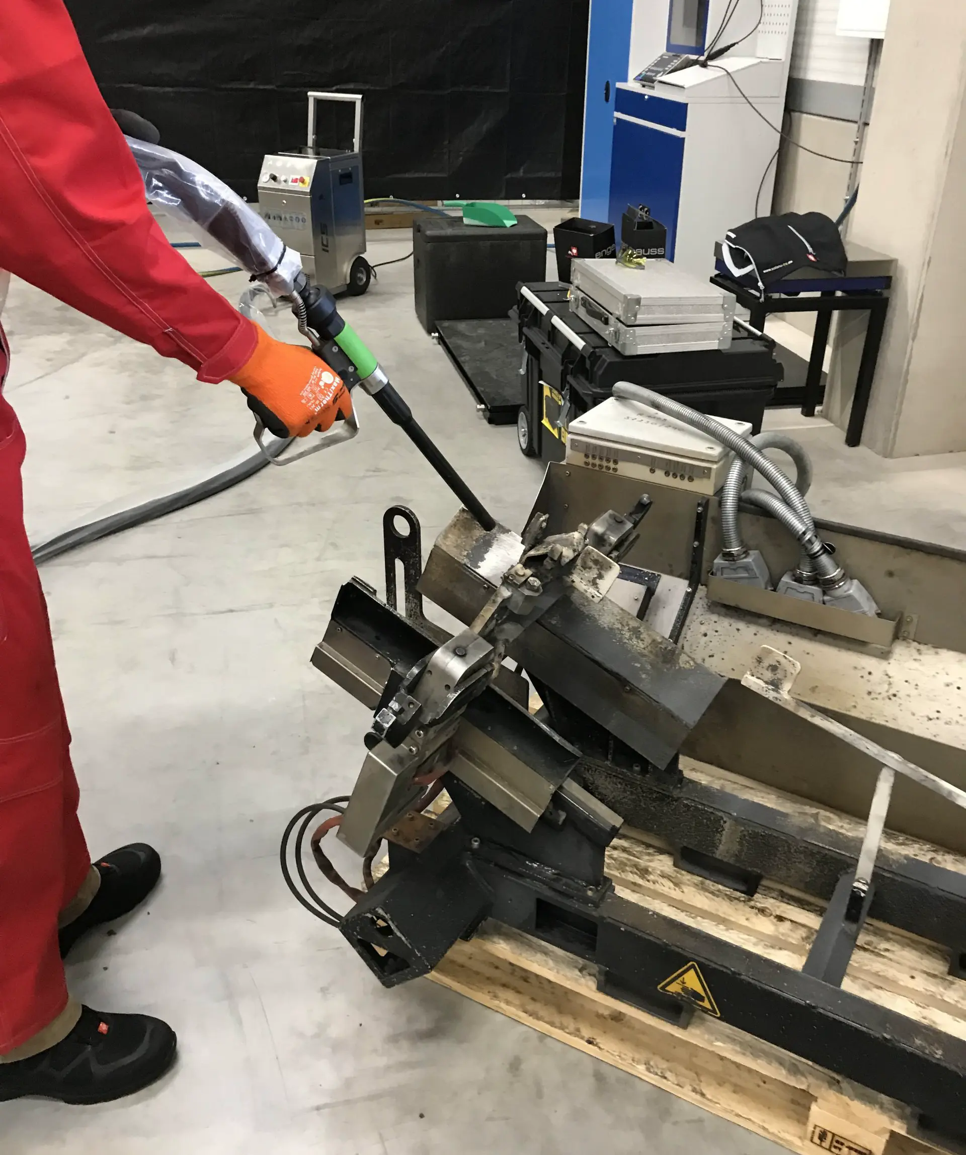 Dry ice blasting — field operation